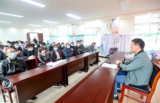 2020年10月22日，四川省广安华蓥市的法治工作者在蓥城家长学校，给参加轮训的家长讲解法治知识。人民视觉 资料图